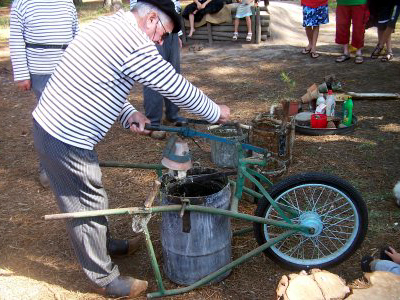 Le pot est fixé et râclé.